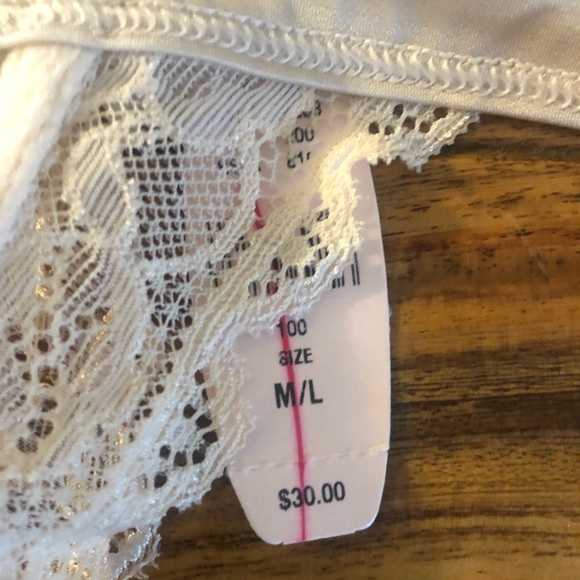 ⭐️❄️Sale item❄️⭐️Victoria’s Secret (3 garter belt in set) all different sizes - Picture 5 of 8